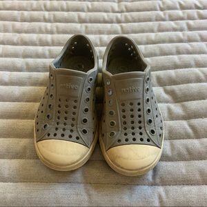 Native toddler Jefferson shoes - size C7 - Gray and cream